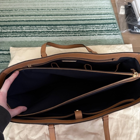 🆕 Tory Burch Robinson tote - Picture 9 of 16